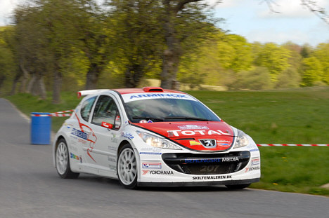 Den tidligere syvdobbelte danmarksmester Karl-Åge Jensen fra Viborg gav i sin lynhurtige Peugeot 207 Super 2000 de danske motorjournalister en rallyoplevelse uden lige.